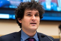 Une photo d'un homme aux cheveux bouclés.