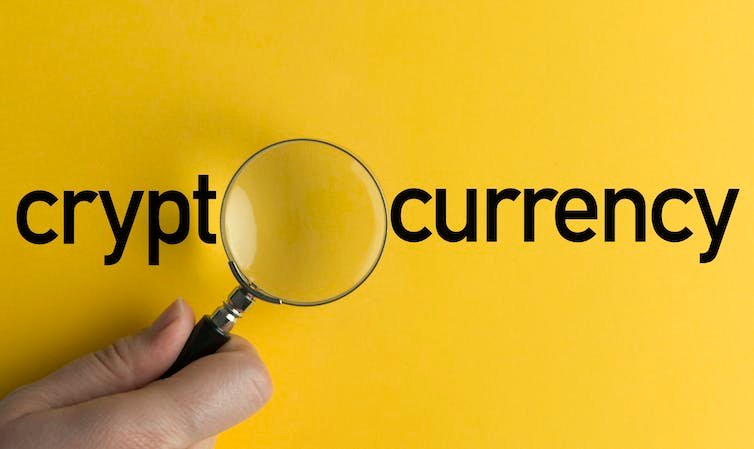 Une loupe sur le mot crypto-monnaie.