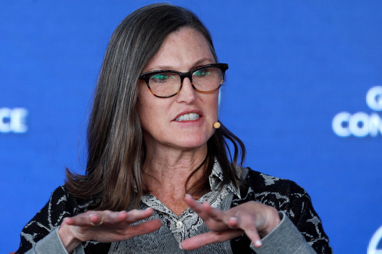 ARK Invest de Cathie Wood continue d'acheter plus d'actifs cryptographiques malgré la faillite de FTX