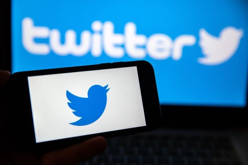 Musk envoie un e-mail au personnel restant de Twitter pour trouver quelqu'un qui écrit réellement des logiciels 1 Dans cette photo d'illustration, un logo Twitter est affiché sur un écran de smartphone et un écran d'ordinateur portable.