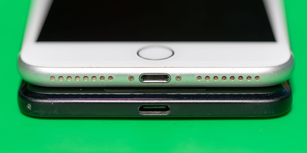 Oubliez USB-C. Un iPhone sans port de charge n'est pas si absurde 1 Un iPhone 7 Plus avec port Lightning se trouve au sommet d'un Google Pixel 2 XL avec port USB-C.