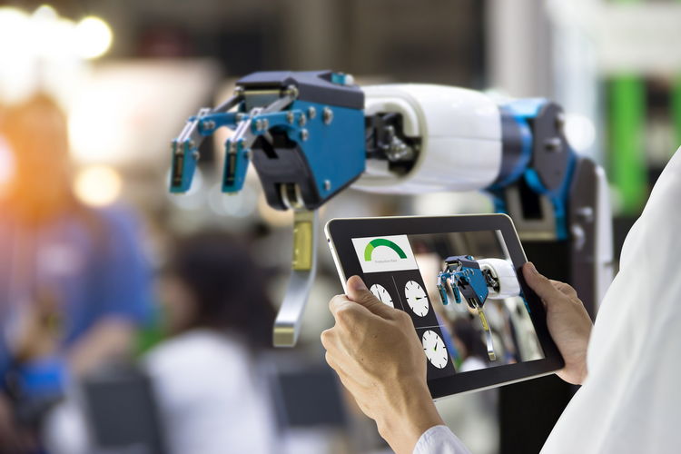 Pourquoi la cybersécurité est essentielle lors de la mise en œuvre de l'automatisation 1 Robot en usine avec une personne utilisant une tablette pour le contrôler