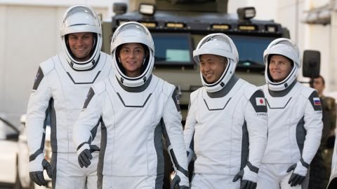 Rencontrez l'équipage historique qui vient d'atterrir à la station spatiale | CNN 1 Les astronautes (de gauche à droite) Josh Cassada, Nicole Mann et Koichi Wakata et la cosmonaute Anna Kikina se préparent avant le lancement de la mission SpaceX Crew-5 de la NASA.