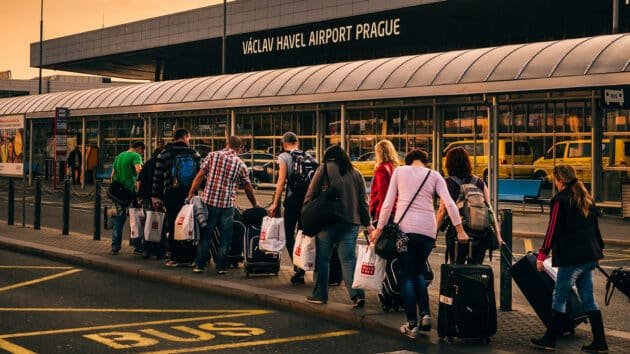 aéroport-porte-terminal-sécurité-checkpoint-file d'attente