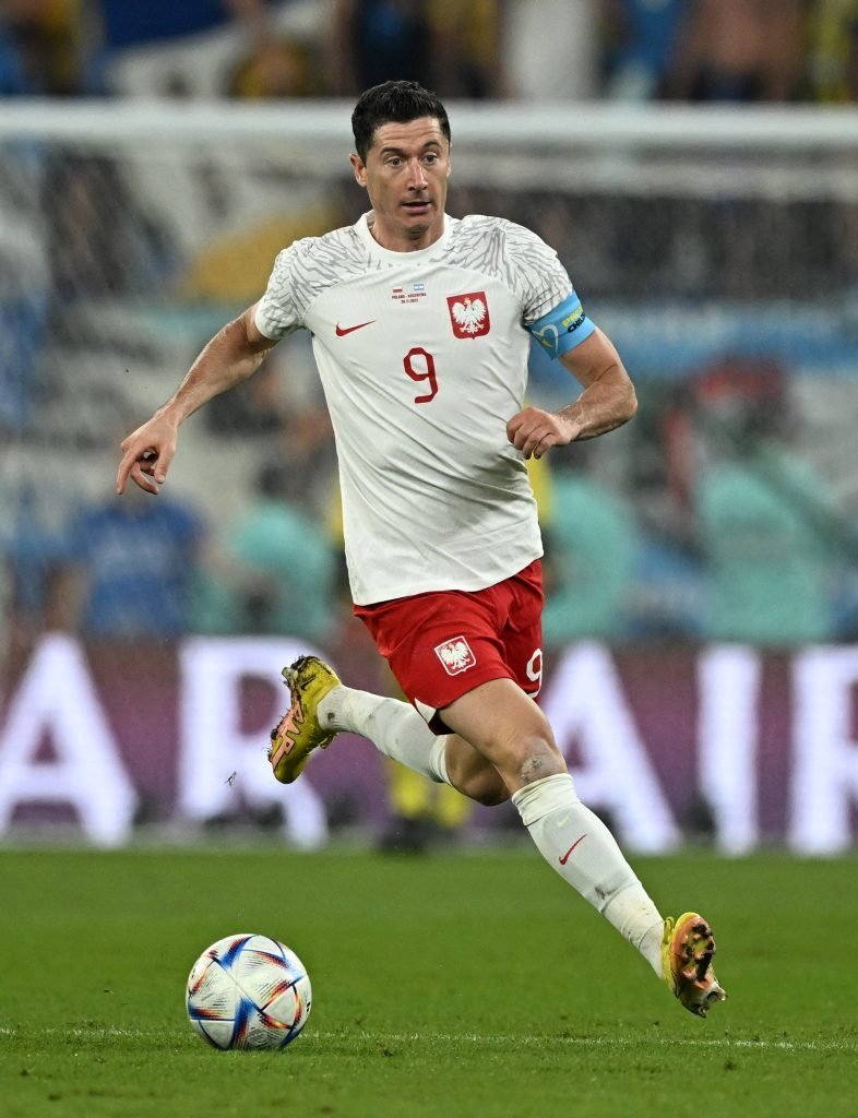 Lewandowski de Pologne sur le ballon contre l'Argentine.
