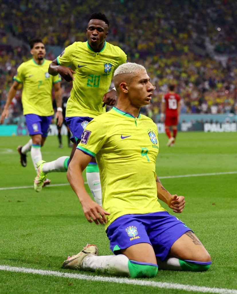 Richarlison marque pour le Brésil à la Coupe du monde.