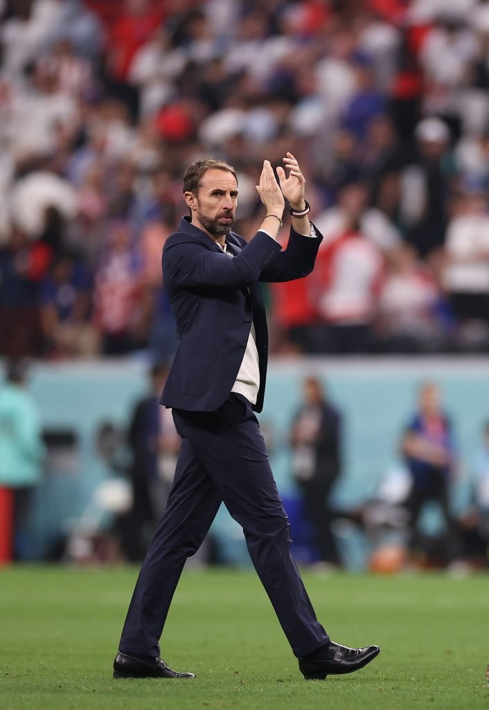Southgate applaudit les supporters anglais.