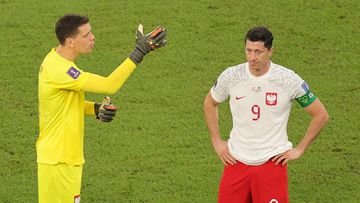 Wojciech (C) Szczesny de Pologne s'entretient avec son coéquipier Robert Lewandowski