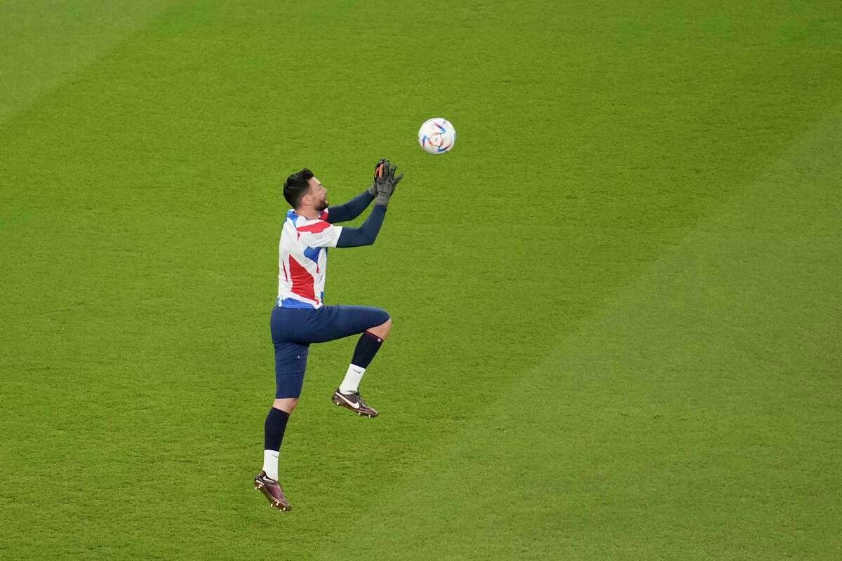 Le gardien français Hugo Lloris s'échauffe avant le huitième de finale de la Coupe du monde de football entre la France et la Pologne, au stade Al Thumama de Doha, au Qatar, le dimanche 4 décembre 2022.