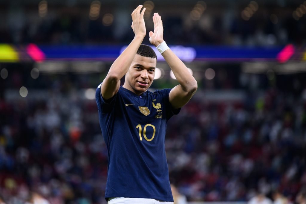 Kylian Mbappe, qui aura 24 ans le 20 décembre, compte autant de buts en Coupe du monde que l'Argentin Lionel Messi, avec neuf.