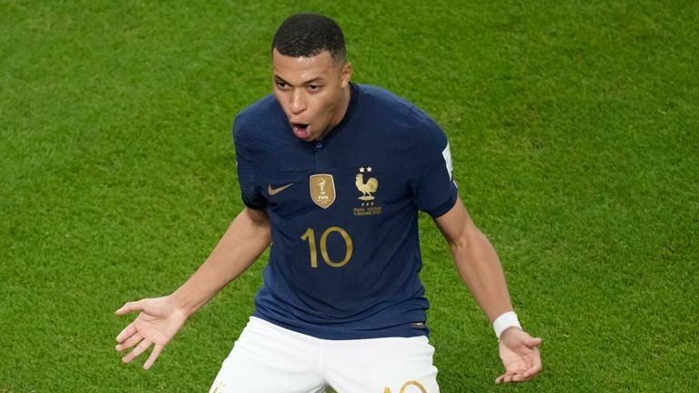 Kylian Mbappe fête son deuxième but contre la Pologne