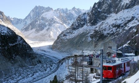 Le train pour le Montenvers grimpe jusqu'à la Mer de Glace, le plus grand glacier de France.
