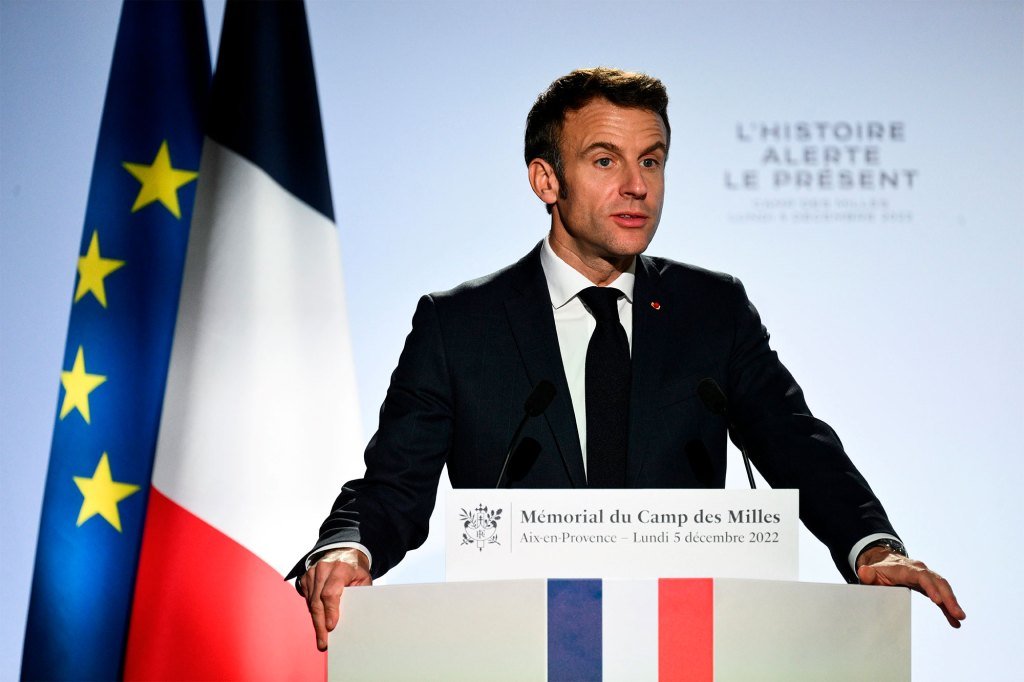 Le président français Emmanuel Macron prononce un discours sur le site commémoratif du Camp des Milles à Aix-en-Provence, France, le 5 décembre 2022.