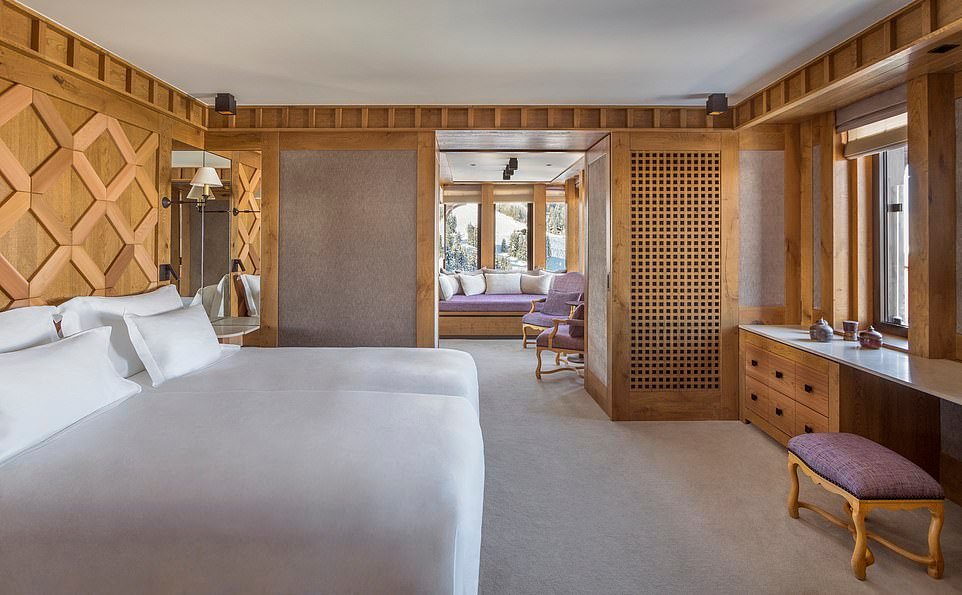 Cette image montre la chambre principale de Ted.  Il dit: 
