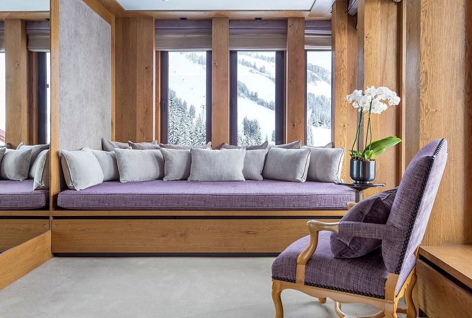 La pièce de résistance dans la suite d'angle de Ted est une banquette-lit surdimensionnée (ci-dessus) à une extrémité de la pièce attenante à la chambre principale qui est alignée sur deux côtés avec plusieurs immenses fenêtres