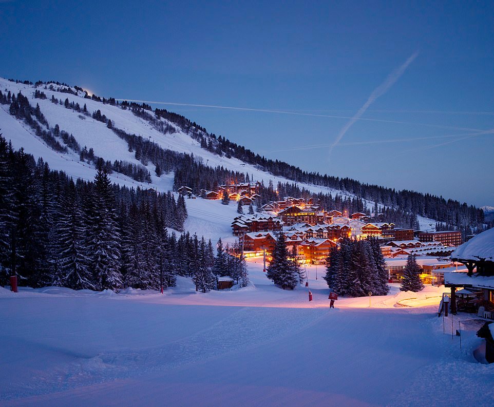La vue depuis l'hôtel sur le centre de Courchevel 1850, l'une des stations balnéaires les plus glamour d'Europe