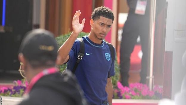 Jude Bellingham salue les fans