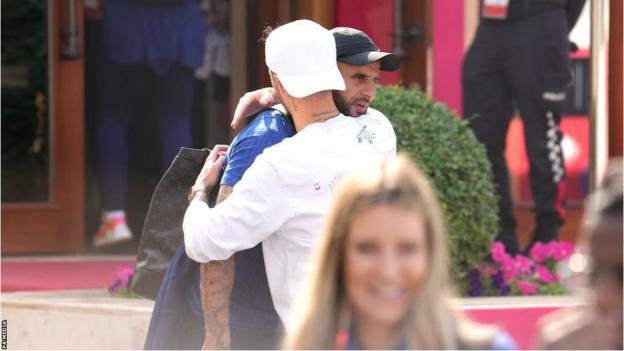 L'Angleterre rentre à la maison mais sera "plus forte" la prochaine fois 2 James Maddison et Kyle Walker s'embrassent