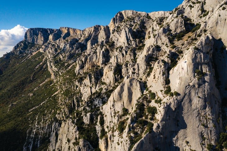 Grimpeurs sur le Mont Sainte- Victoire dans le sud de la France.