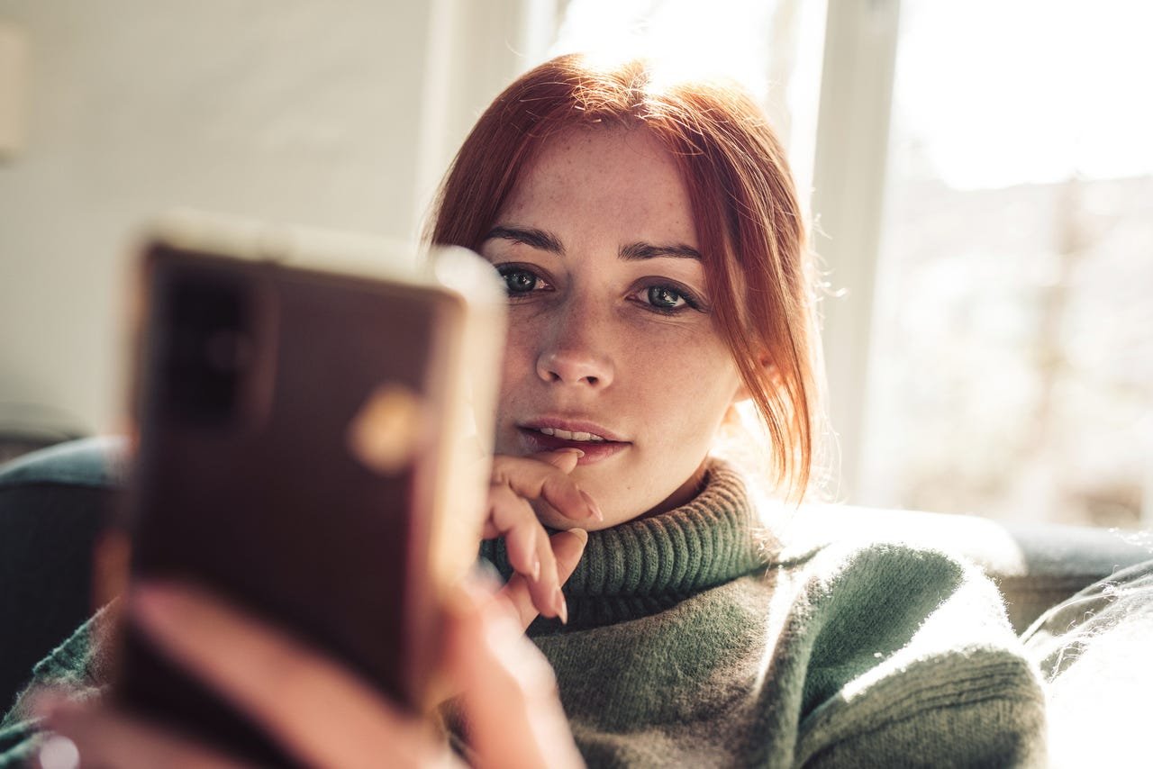 La mise à jour de sécurité Android corrige plus de 80 vulnérabilités de sécurité, dont quatre critiques 1 une-femme-regardant-son-smartphone
