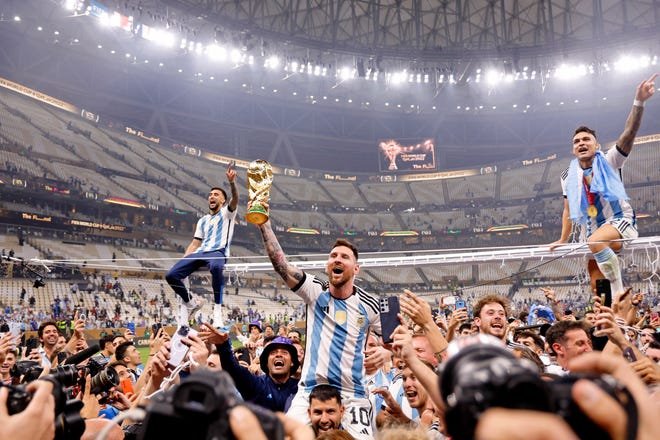 Les joueurs argentins portent Lionel Messi sur leurs épaules après avoir remporté la finale de la Coupe du monde 2022 contre la France au stade Lusail.