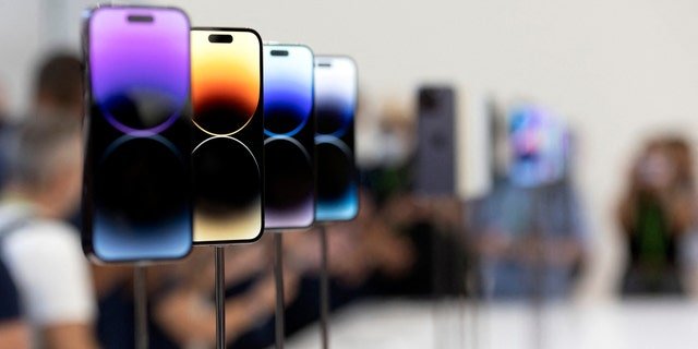 Les nouveaux iPhone 14 et 14 Plus sont présentés lors d'un événement de lancement de nouveaux produits à Apple Park à Cupertino, en Californie, le 7 septembre 2022.