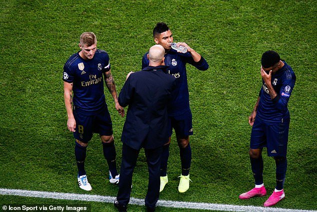 Toni Kroos, à gauche, affirme que Zidane serait le meilleur successeur possible de Deschamps