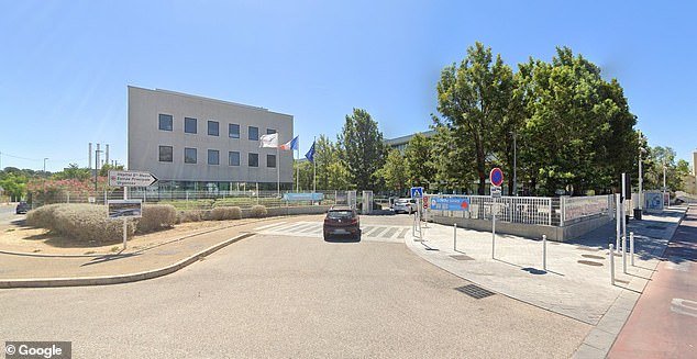Les médecins de l'hôpital Sainte Musse de Toulon, dans le sud de la France (photo), ont été choqués après qu'un Français de 88 ans soit arrivé à l'hôpital avec une bombe de la Première Guerre mondiale coincée dans son rectum