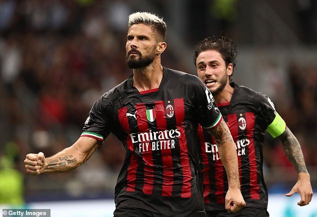 1671977093 276 Jason Cummings recoit une chemise Olivier Giroud apres que la