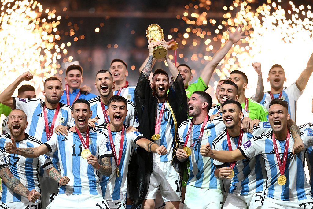 L'Argentin Lionel Messi (C) soulève le trophée de la Coupe du monde après la victoire de son équipe sur la France au stade Lusail de Lusail City, au Qatar, le 18 décembre 2022. /CFP