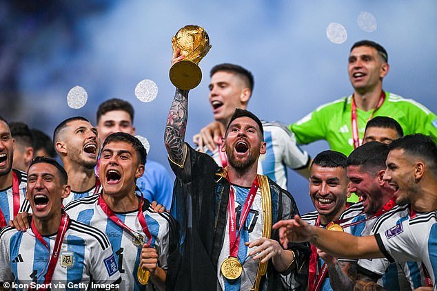 Lionel Messi (au centre) ne devrait pas revenir pour le PSG avant janvier après avoir levé la Coupe du monde