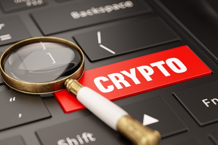 Loupe sur un clavier avec une clé de cryptage.