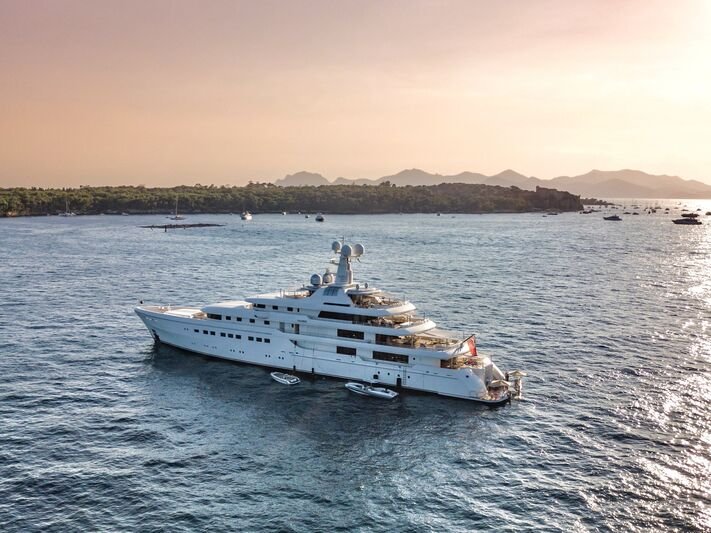Yacht RoMEA ancré à Cannes
