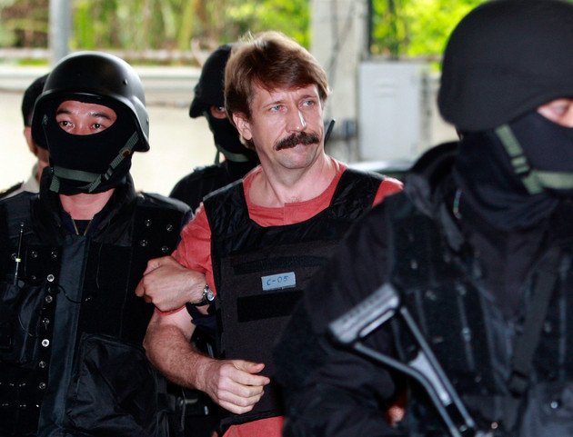 Viktor Bout, au centre, est dirigé par des commandos armés de la police thaïlandaise.