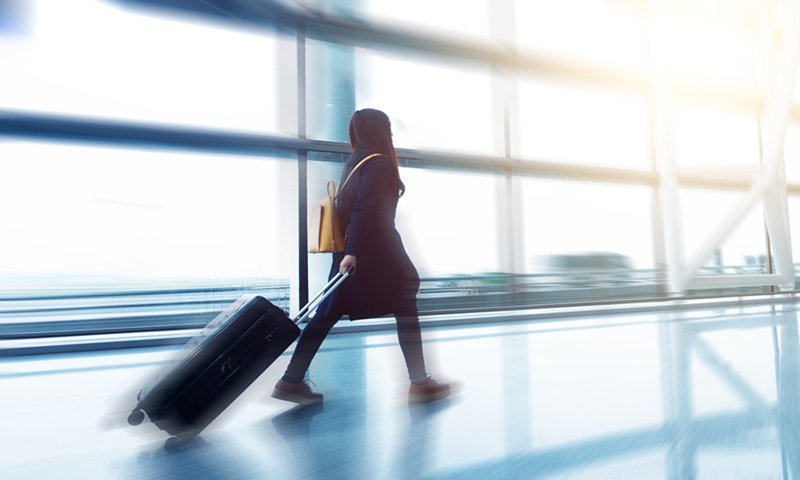 Un passager entre dans un terminal d'aéroport. Photo: VCG