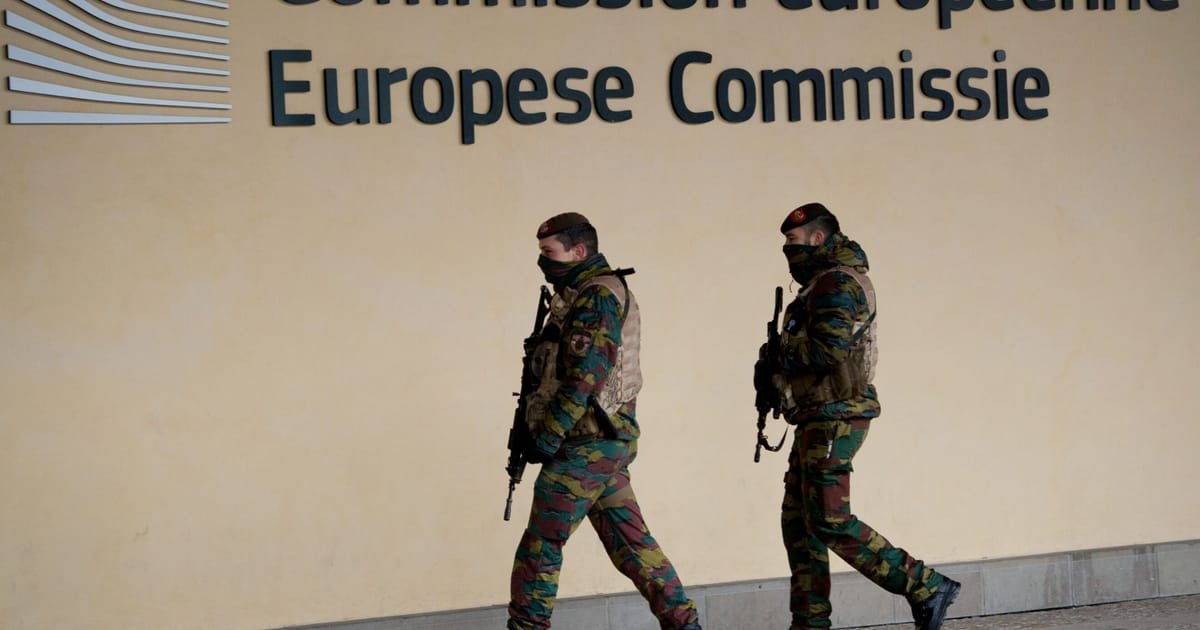 Deux soldats belges avec des munitions arrêtés à côté de la Commission européenne