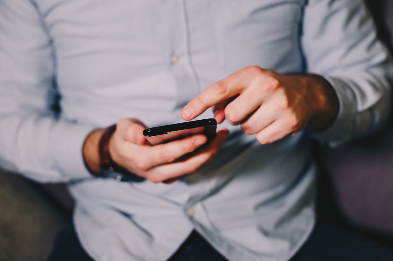 Google avertit : le « patch gap » d'Android rend ces smartphones vulnérables aux attaques 1 Personne utilisant un téléphone Android.