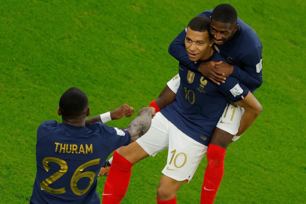 Kylian Mbappe (10) célèbre avec ses coéquipiers après avoir marqué un but pour la France lors de leur victoire en Coupe du monde contre la Pologne le 4 décembre 2022.