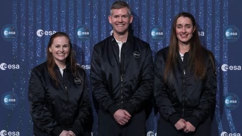 L'Agence spatiale européenne annonce le premier "parastronaute" | CNN 1 La nouvelle classe d'astronautes de l'ESA comprend (de gauche à droite) la réserviste Meganne Christian, John McFall et Rosemary Coogan. McFall, un médecin britannique, deviendra le premier astronaute avec un handicap physique.