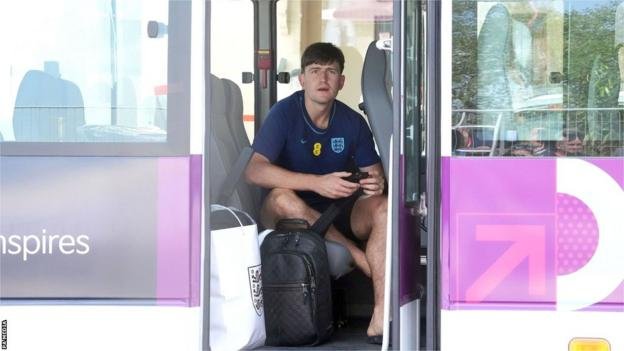 L'Angleterre rentre à la maison mais sera "plus forte" la prochaine fois 1 Harry Maguire est assis dans un bus