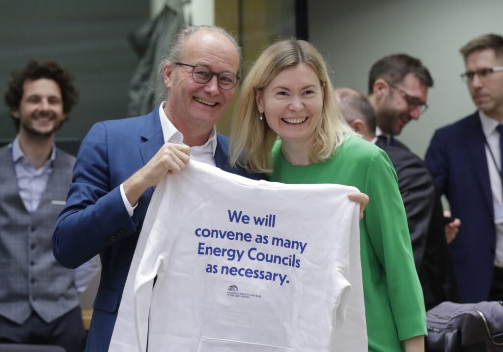 L’UE s’accorde sur le plafonnement des prix du gaz, les sceptiques le dénoncent comme une « illusion »