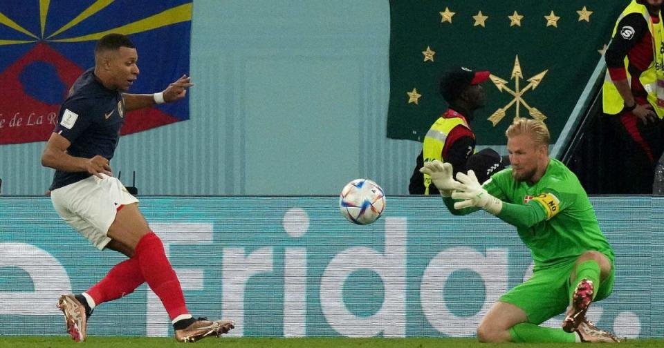 Kylian Mbappe tire pour la France lors de leur match de Coupe du monde contre le Danemark Crédit : Alamy