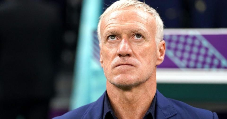 France patron Didier Deschamps se penche sur le ciel Crédit : Alamy