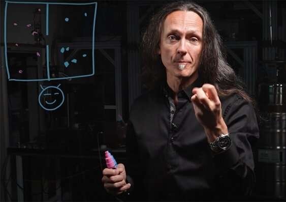 Le professeur Andrea Morello explique comment l'expérience de pensée du démon de Maxwell était analogue à la réalisation de son équipe en sélectionnant uniquement des électrons froids pour les calculs quantiques. Crédit : Richard Freeman/UNSW La nouvelle prouesse de l'informatique quantique est une version moderne d'une expérience de pensée vieille de 150 ans