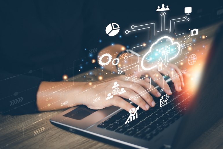 Les femmes d'affaires utilisent un ordinateur portable pour accéder au système de cloud computing, au cloud computing, au big data, à l'internet des objets, aux processus métier, à divers systèmes de stockage