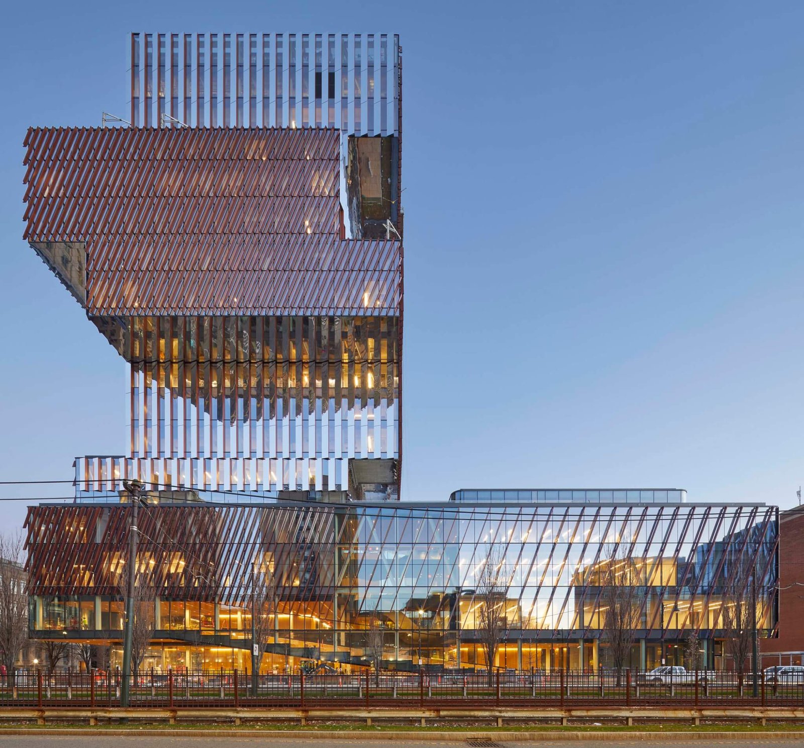bâtiment empilé avec extérieur en verre et aluminium