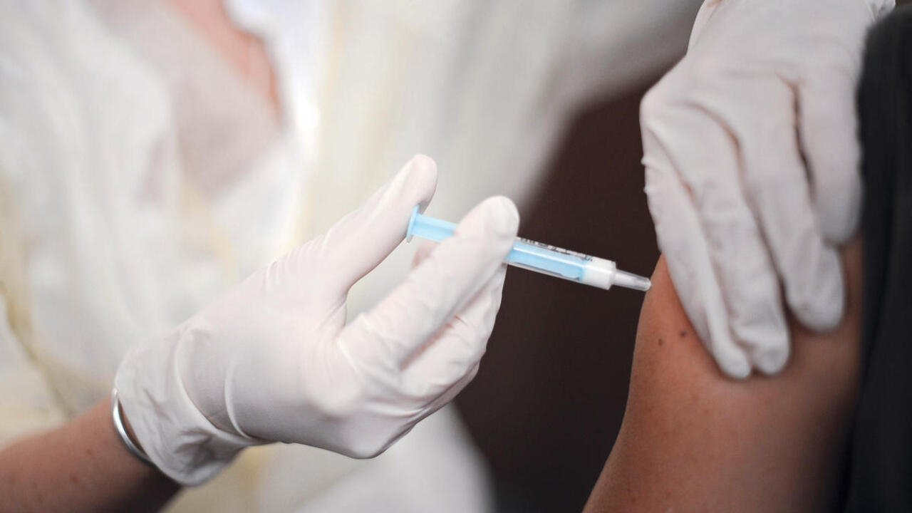 Le géant pharmaceutique Sanofi lance un booster de Covid fabriqué en France