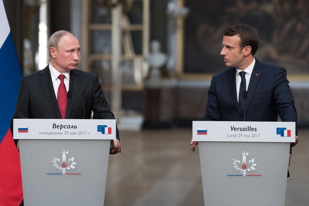 Le porte-parole de Poutine dénonce Macron pour ses multiples « jeux de rôles » dans la guerre russo-ukrainienne : « Comme une scission sur 2 chaises »