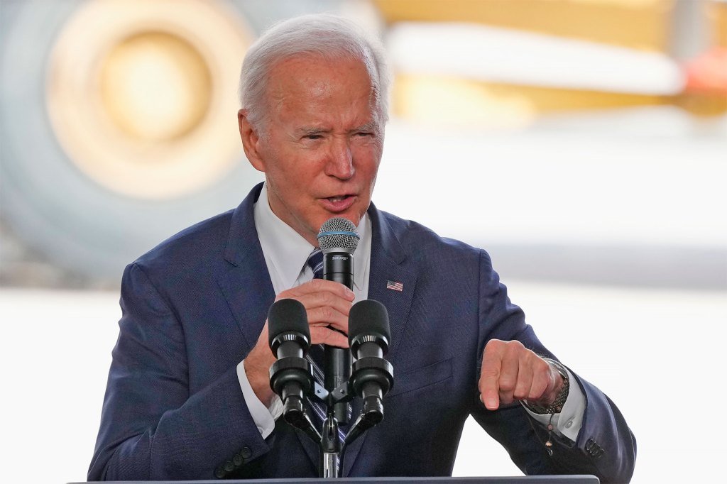 Le président Joe Biden prend la parole après avoir visité les installations de Taiwan Semiconductor Manufacturing Company à Phoenix le 6 décembre 2022.