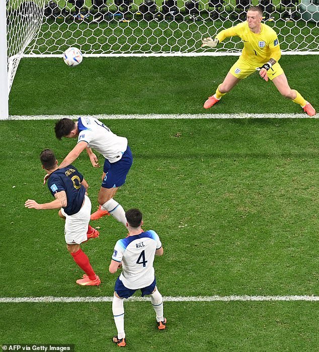 Olivier Giroud copie Kylian Mbappe en cachant le nom de Budweiser sur son prix d’homme du match
